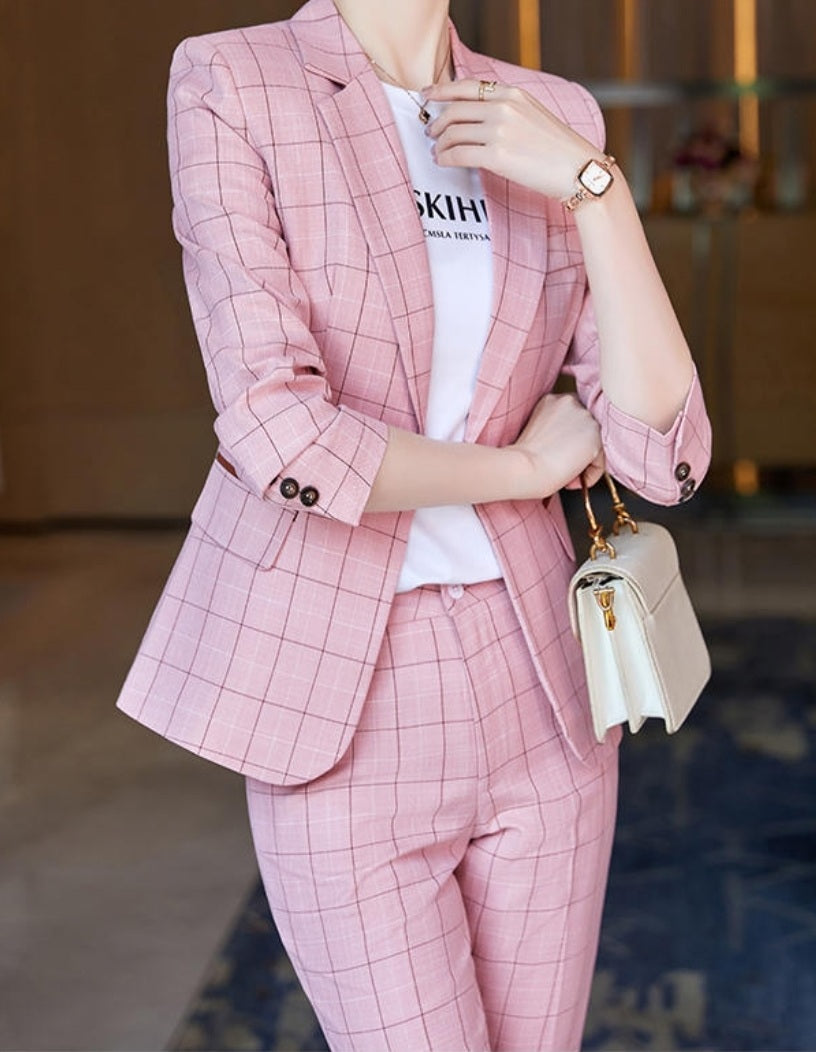 Pink 2-piece plaid suit with pocket piping, plaid pants and blazer suit set